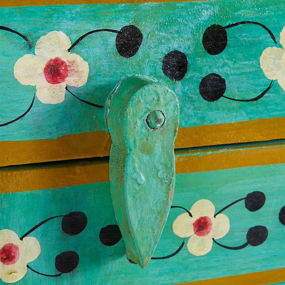 Bauernschrank Sharmota aus Massivholz mit Blumen Motiv