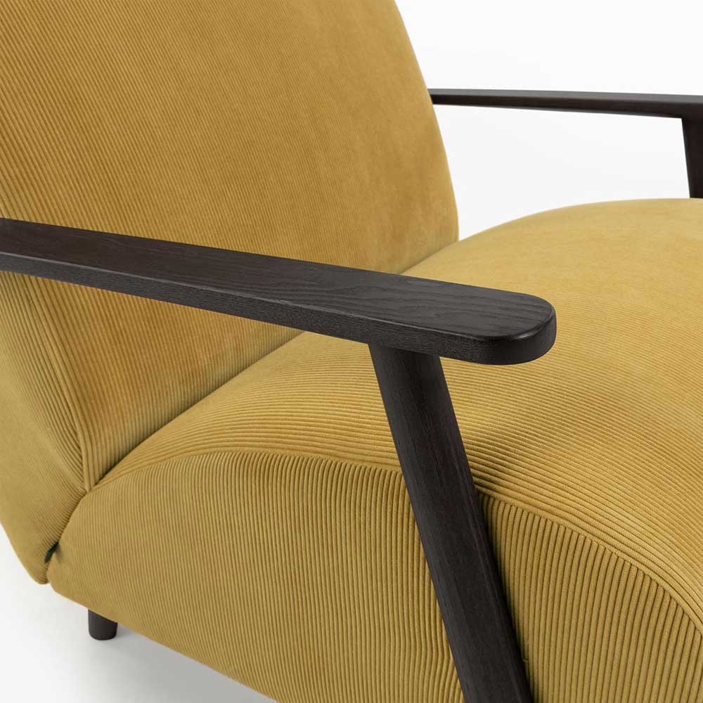 Gelber Sessel Luzifina in modernem Design aus Cord und Holz