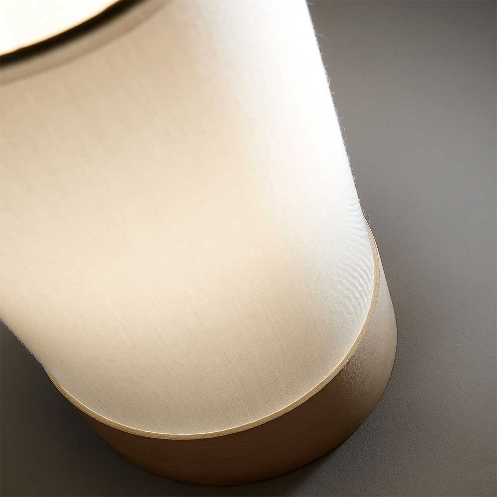 Kleine Tischlampe Volclan im Skandi Design in Weiß und Buche
