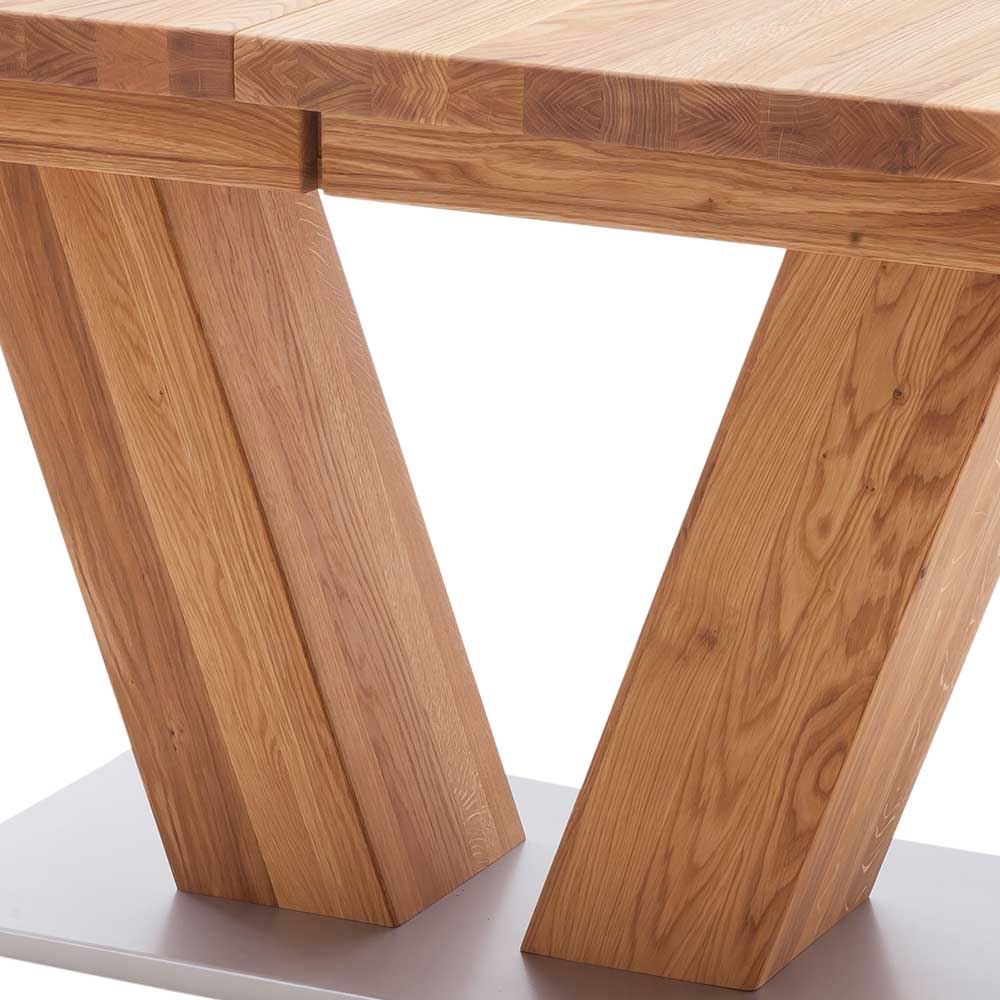 Ausziehbarer Holztisch Bratannio aus Wildeiche Massivholz mit V-Fußgestell