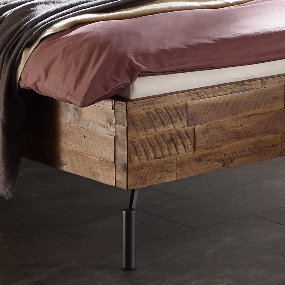 Großes Bett Enetta aus Akazie Massivholz und Echtleder