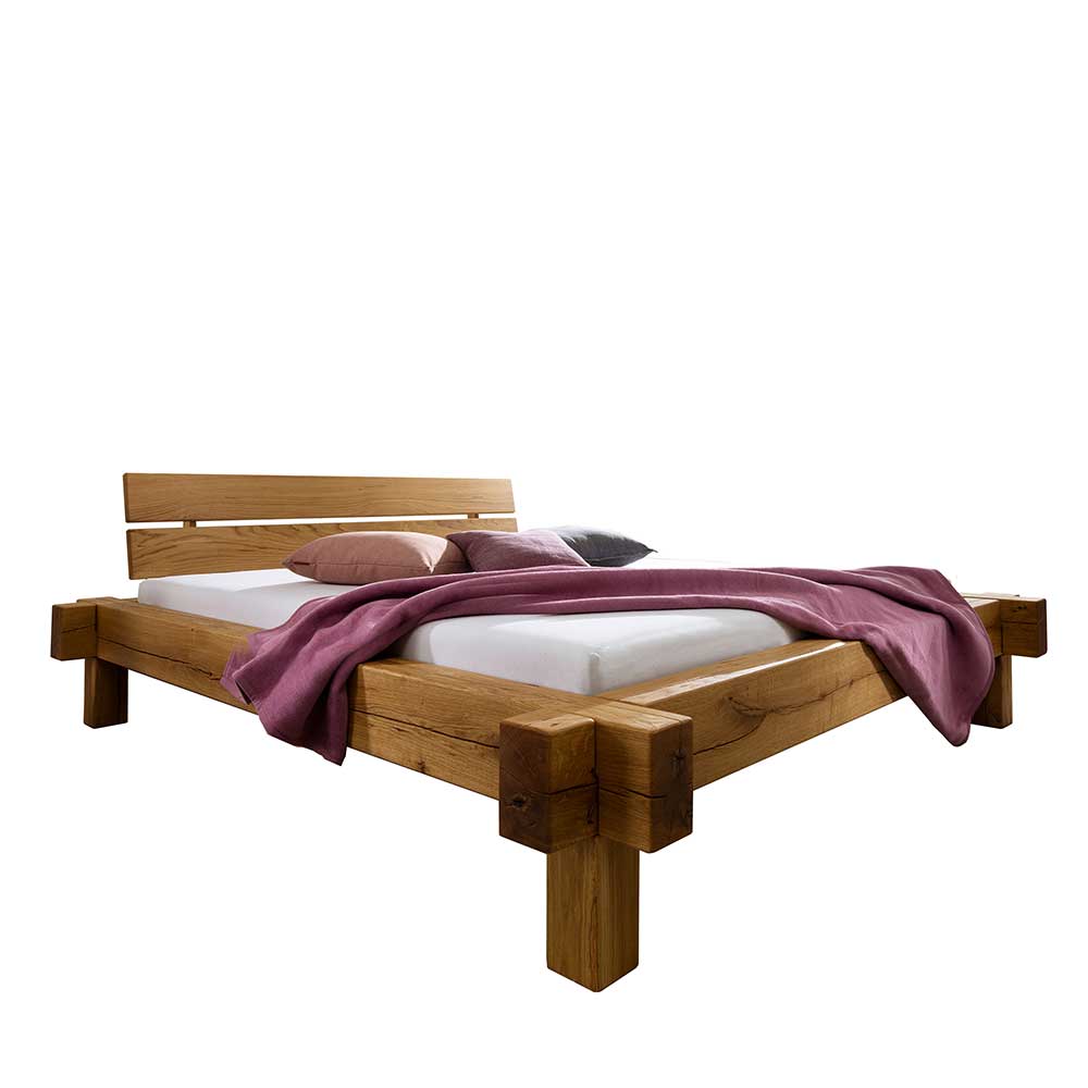 Balkenholzbett Idnona aus Wildeiche Massivholz im rustikalen Landhaus Design