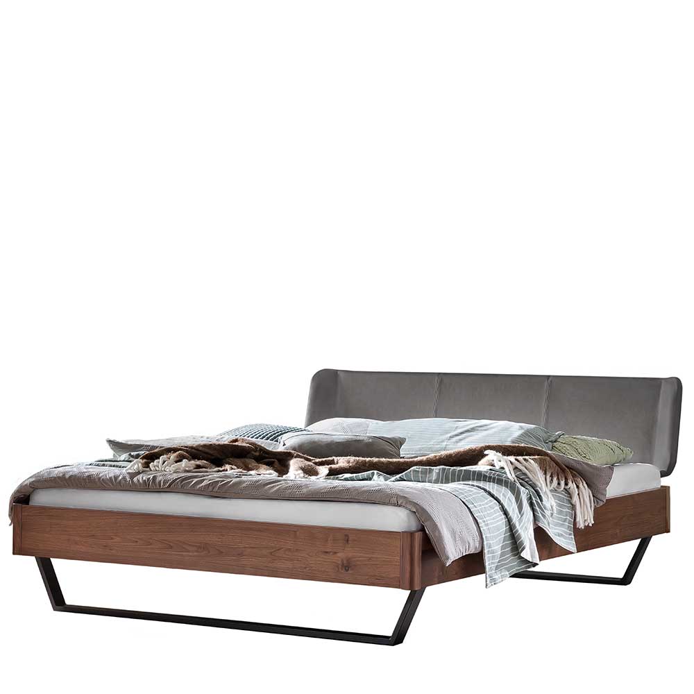 Bett mit Polster Kopfteil Lavenci aus Nussbaum Massivholz und Stahl