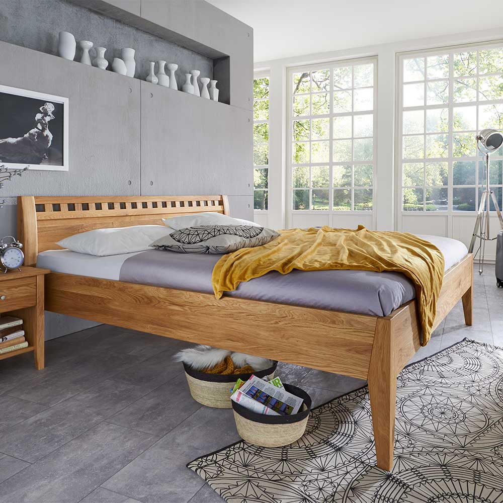 Komforthöhe Bett Sharay aus Wildeiche Massivholz in modernem Design