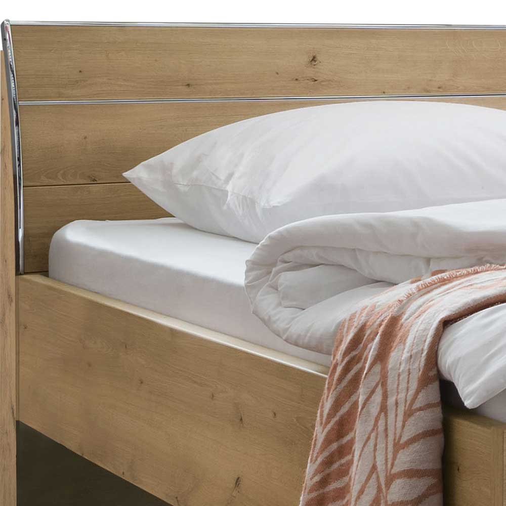 Doppel Bett Faszana in Eiche Bianco und Chromfarben mit Kopfteil