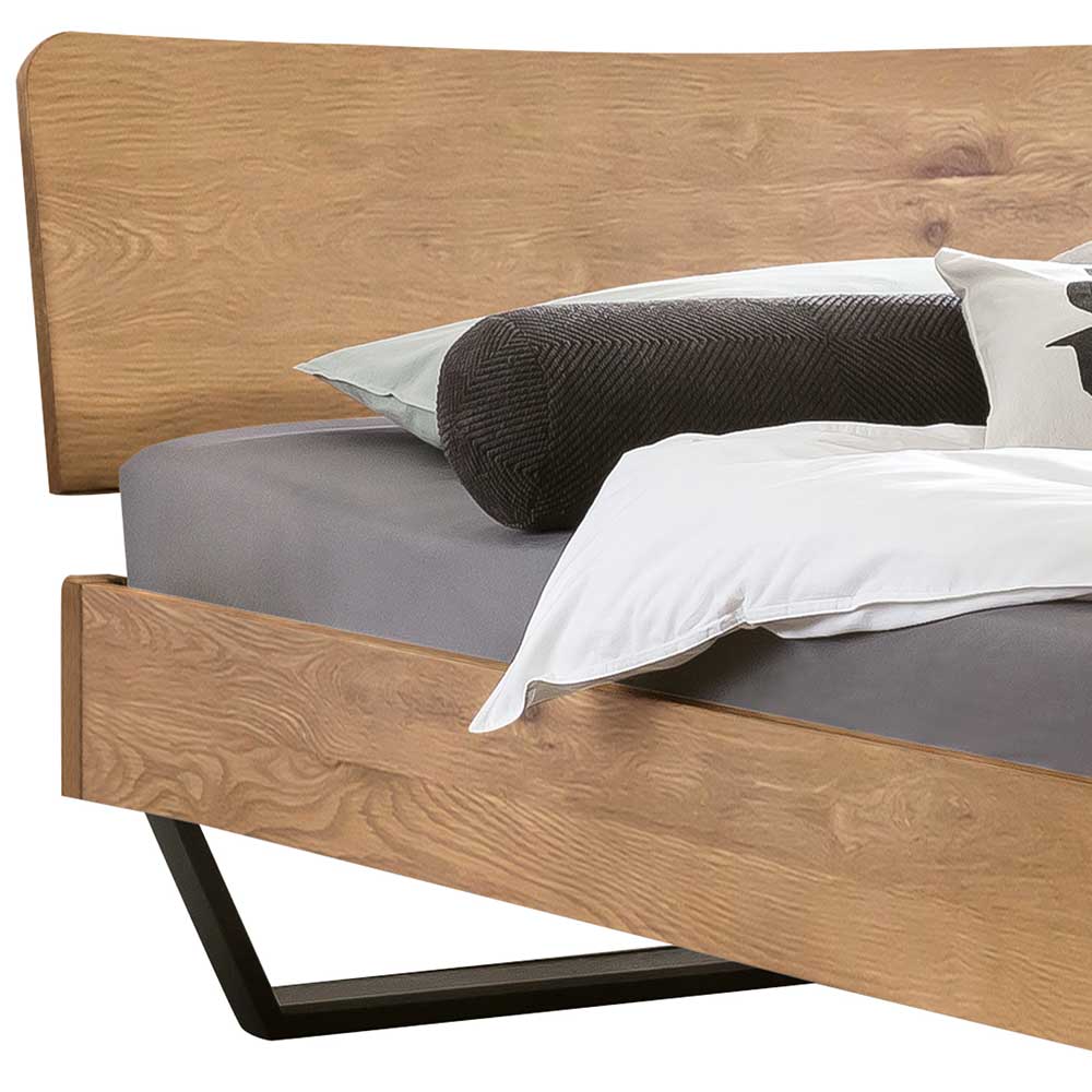 Breites Bett Sensea aus Wildeiche Massivholz mit Metall Bügelgestell