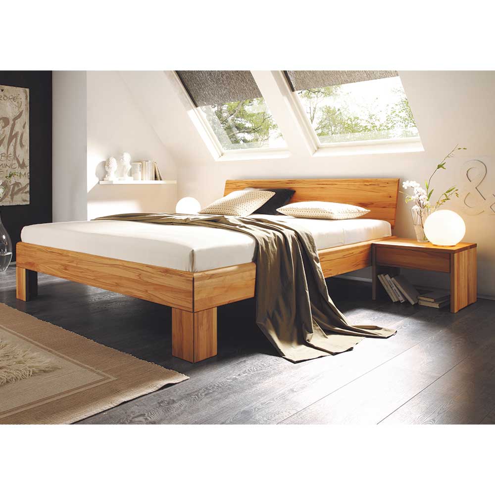 Massives Holzbett geölt Kullara in modernem Design mit Nachtkommoden (dreiteilig)