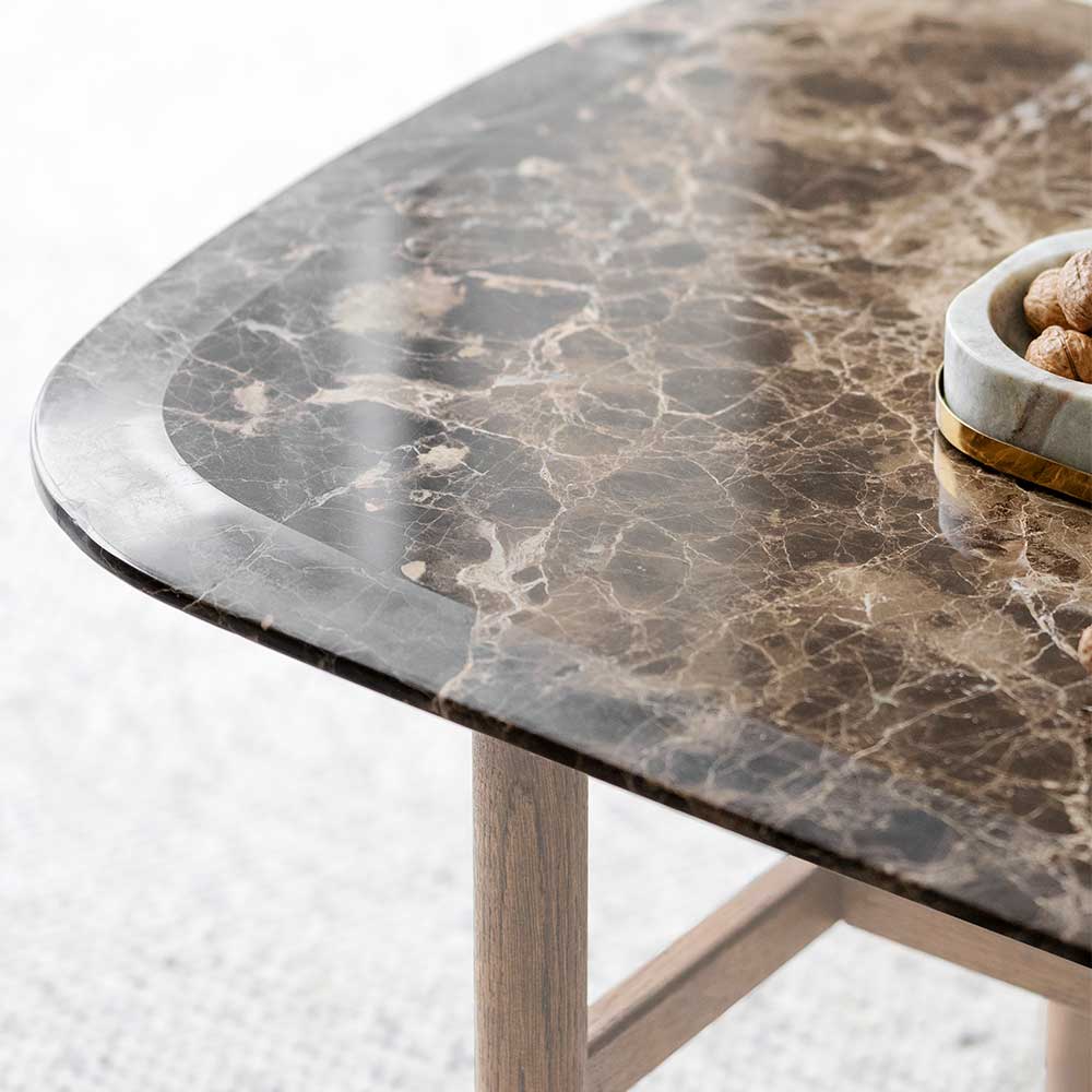Wohnzimmer Tisch Spiaggi mit brauner Marmorplatte und Gestell in Eiche White Wash
