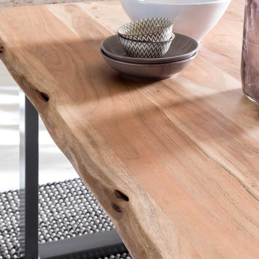 Baumkanten Küchentisch Entrava aus Akazie Massivholz und Metall im Loft Design