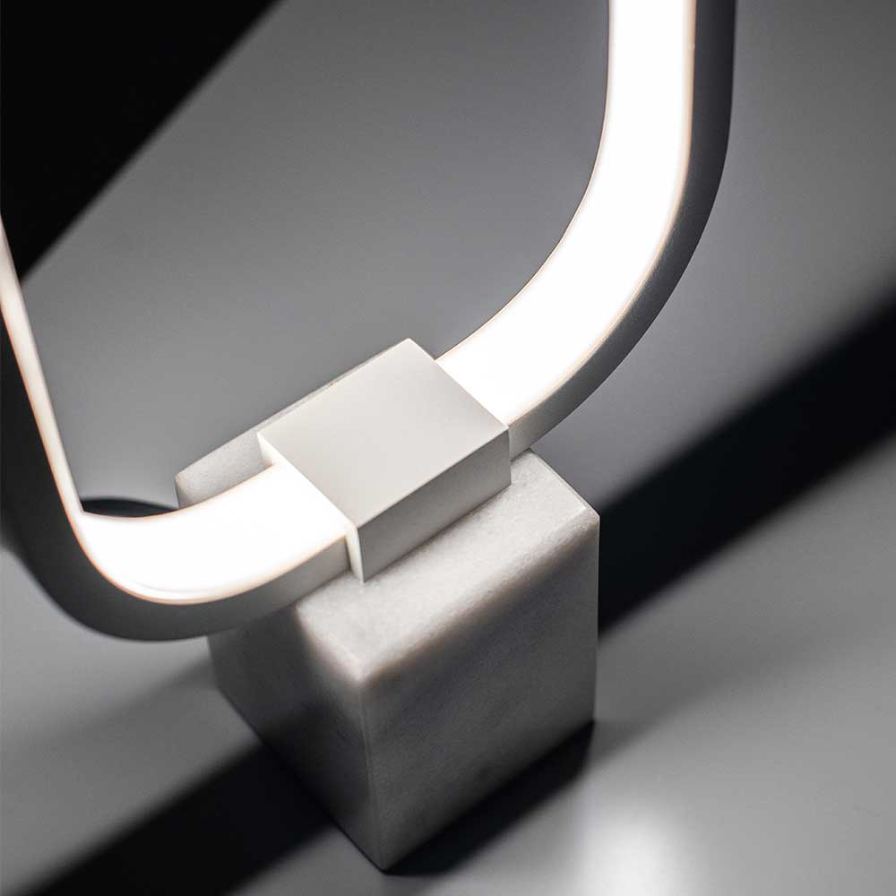 Moderne Tischlampe Venbuca in Weiß aus Metall und Marmor