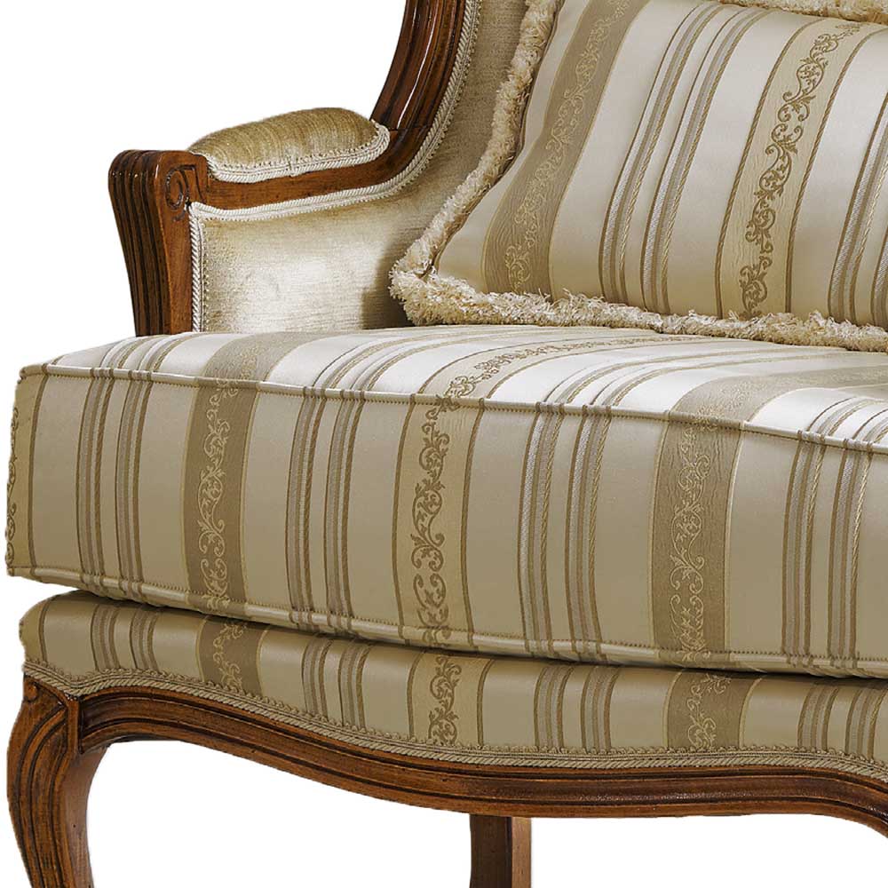 Barockstil Wohnzimmer Sessel Exklusiva in Beige und Creme mit Fußgestell aus Holz