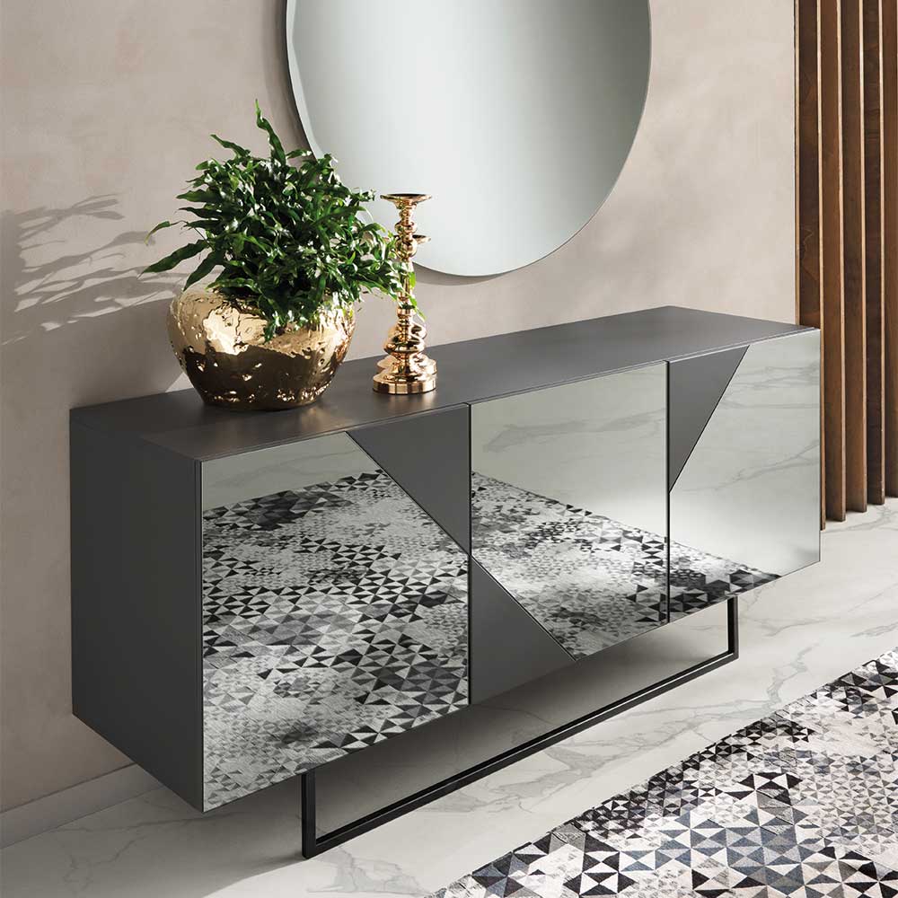 Sideboard Tsinati mit Bügelgestell aus Metall und Spiegelglas Front