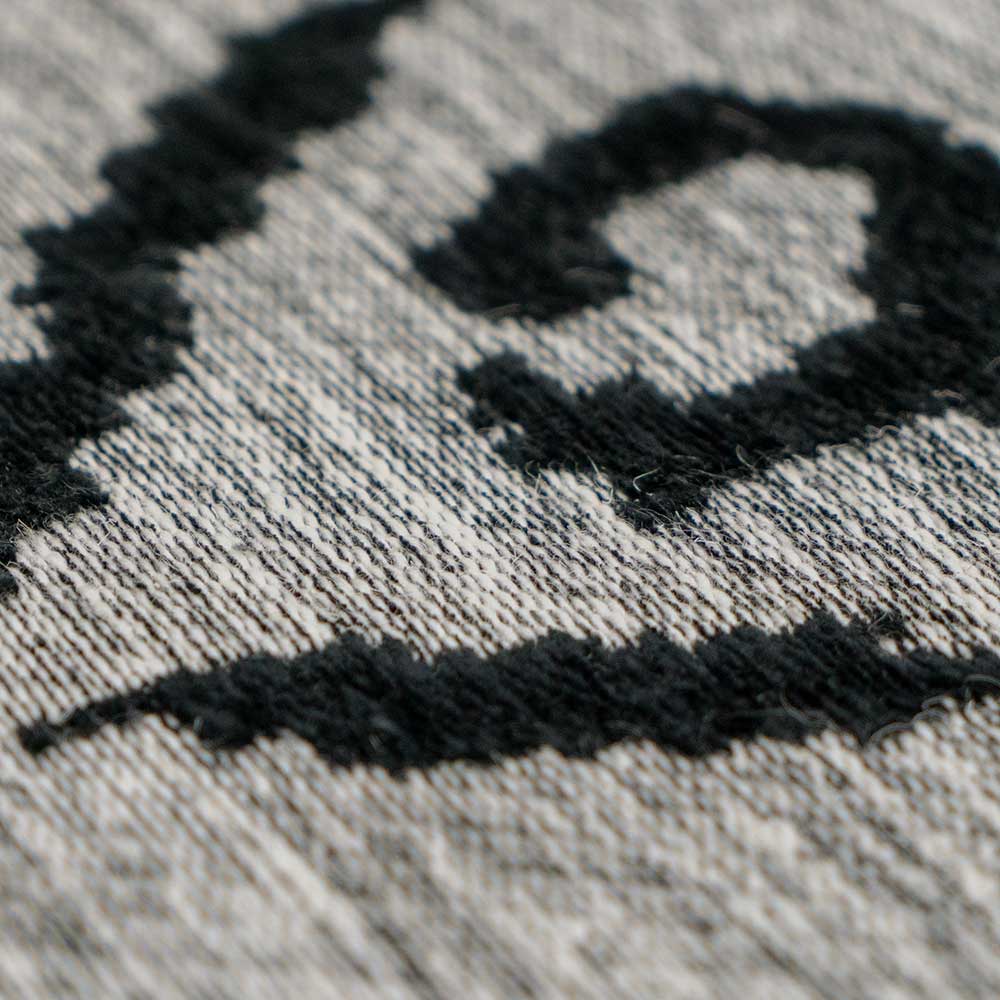 Gewebter Teppich Ashger in Grau und Schwarz mit abstraktem Muster