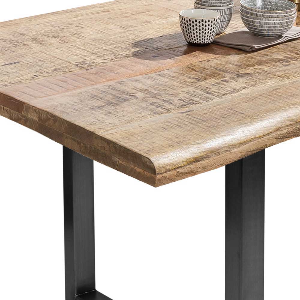 Tisch mit Baumkante Roga aus Mangobaum Massivholz und Eisen