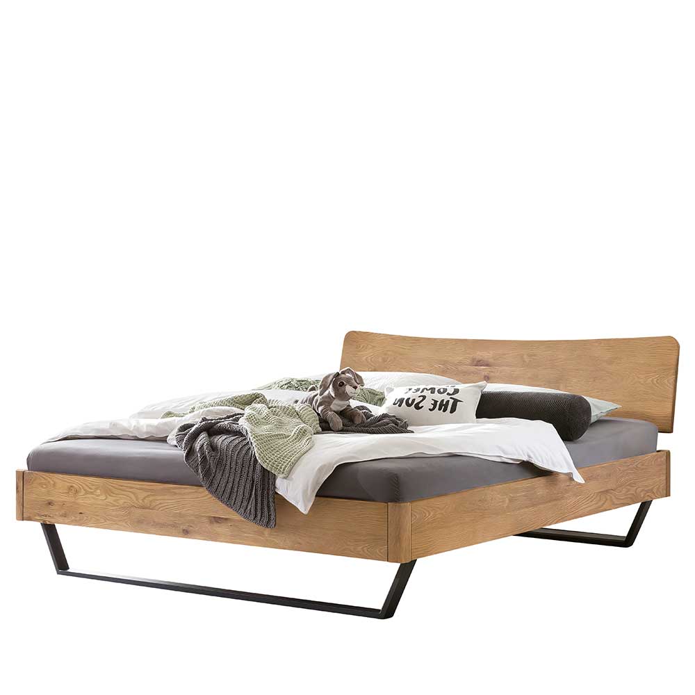 Breites Bett Sensea aus Wildeiche Massivholz mit Metall Bügelgestell