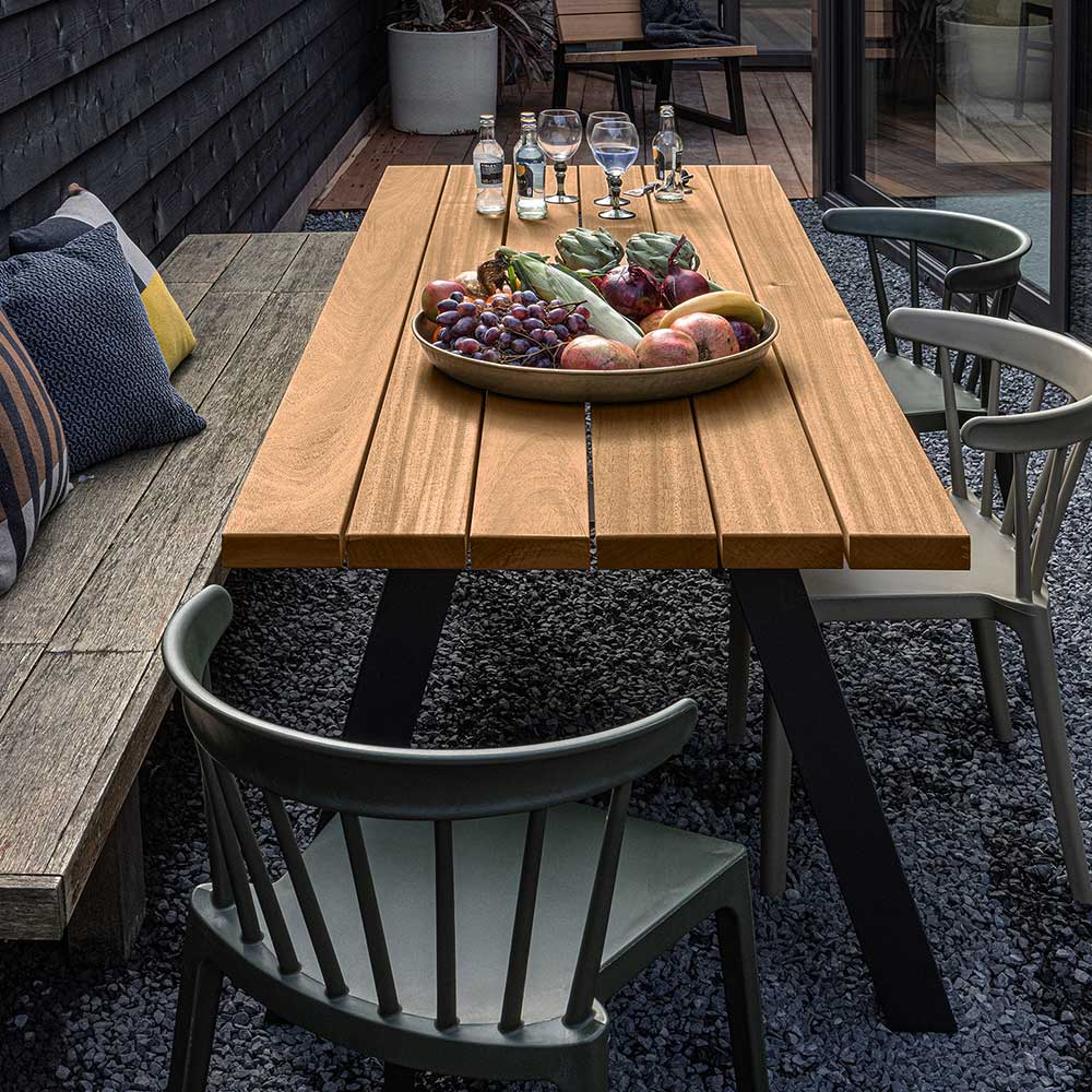 In- und Outdoor Tisch Ginko aus Abachi Holz und Metall