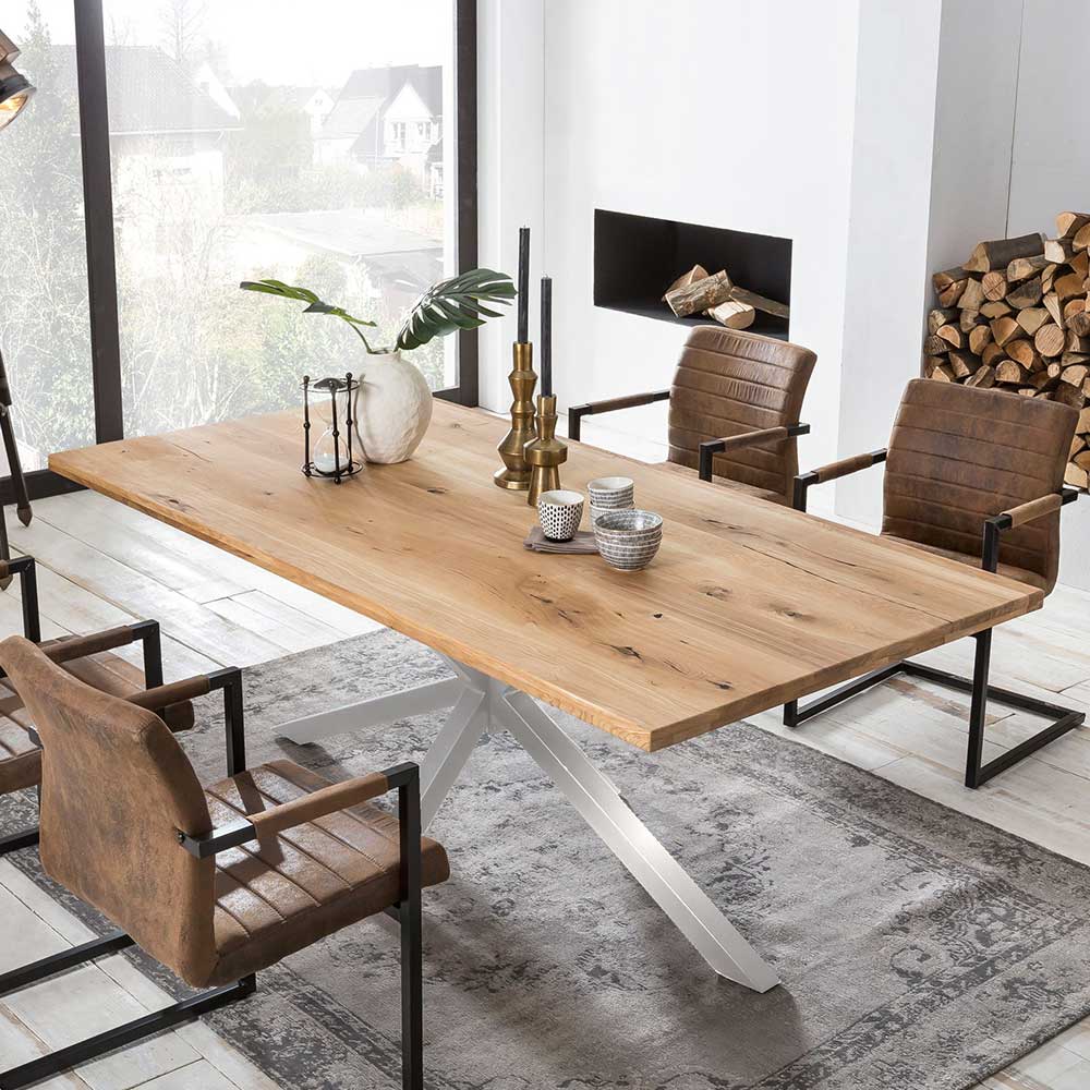 Esszimmer Tisch Puzian aus Wildeiche Massivholz und Eisen mit Baumkante
