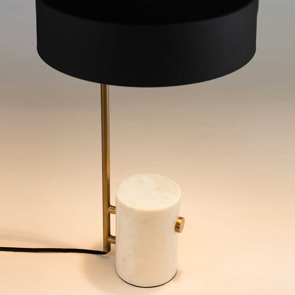 Design Tischleuchte Sacorino in Schwarz und Messingfarben mit Marmor Fuß