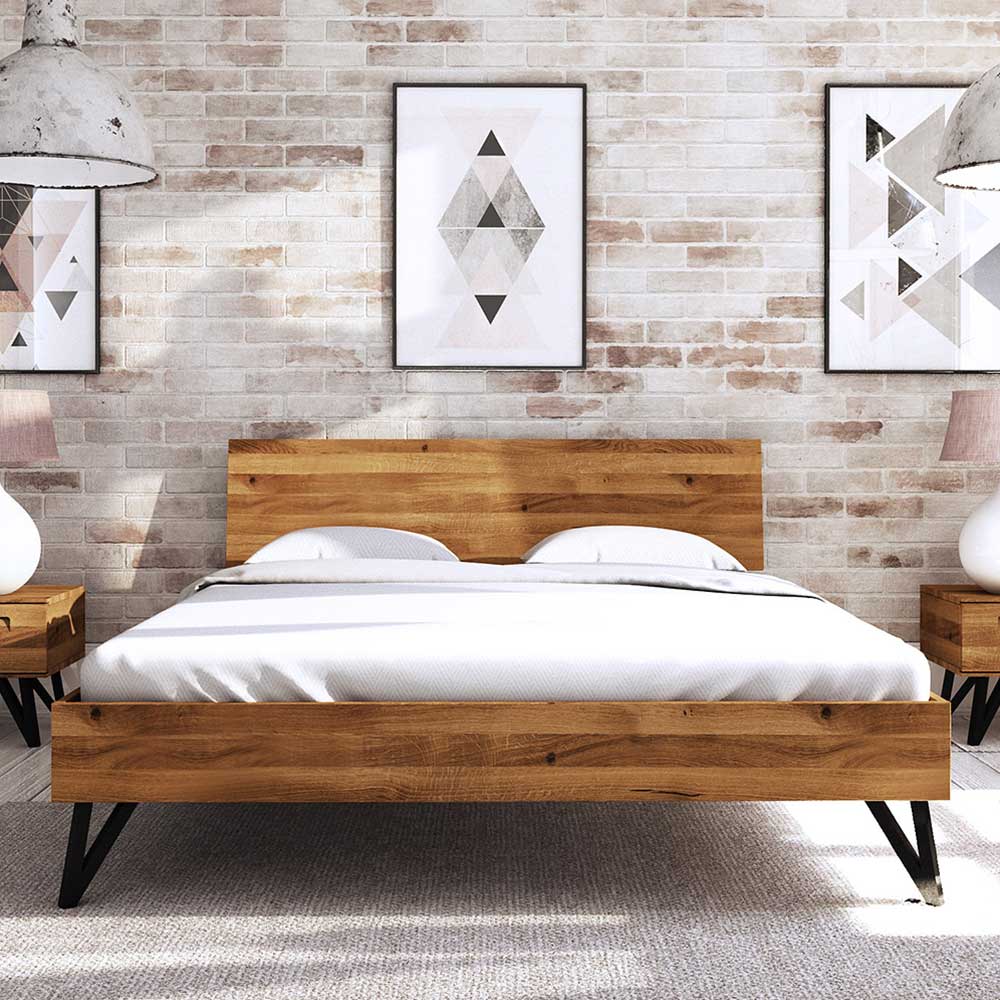 Flaches Bett Cariasca aus Wildeiche Massivholz und Stahl im Loft Design