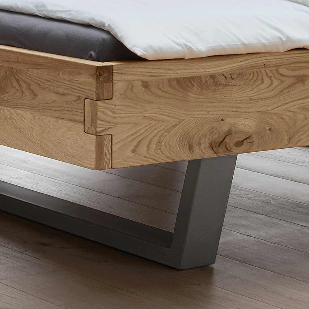 Bett mit Nachtkonsolen Vercion aus Wildeiche Massivholz und Metall (dreiteilig)