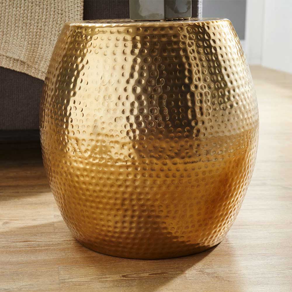 Handgearbeiteter Sofa Beistelltisch Zerna in Goldfarben und Fassform