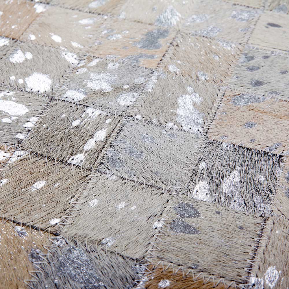 Patchworkmuster Teppich Sabassa in hell Grau und Silberfarben aus Echtfell