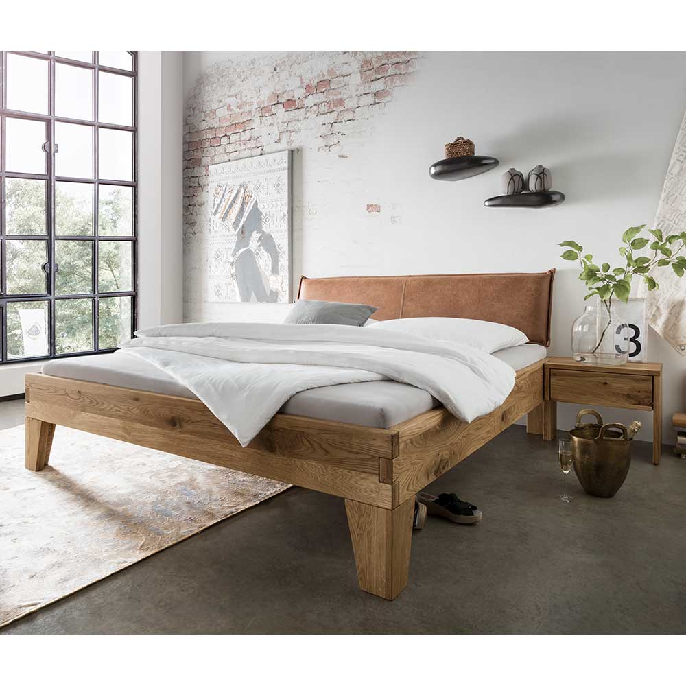 Rustikales Bett Vercion aus Wildeiche Massivholz mit Kopfteil und Nakos (dreiteilig)