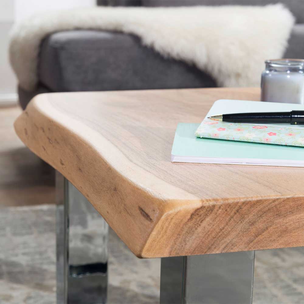 Sofa Beistelltisch Zinato aus Akazie Massivholz und verchromtem Bügelfußgestell