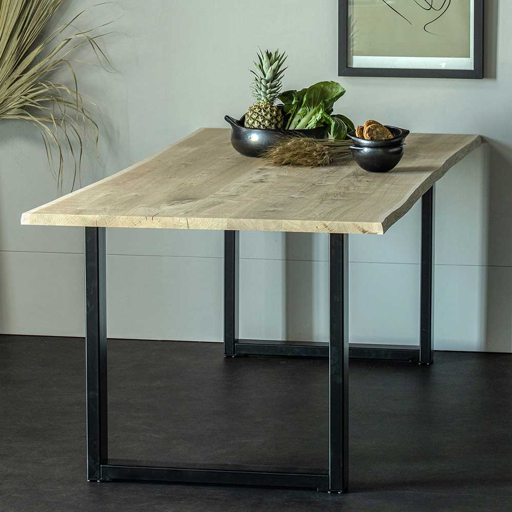 Baumkantentisch Dariofa mit Bügelgestell aus Metall und Eiche Massivholzplatte