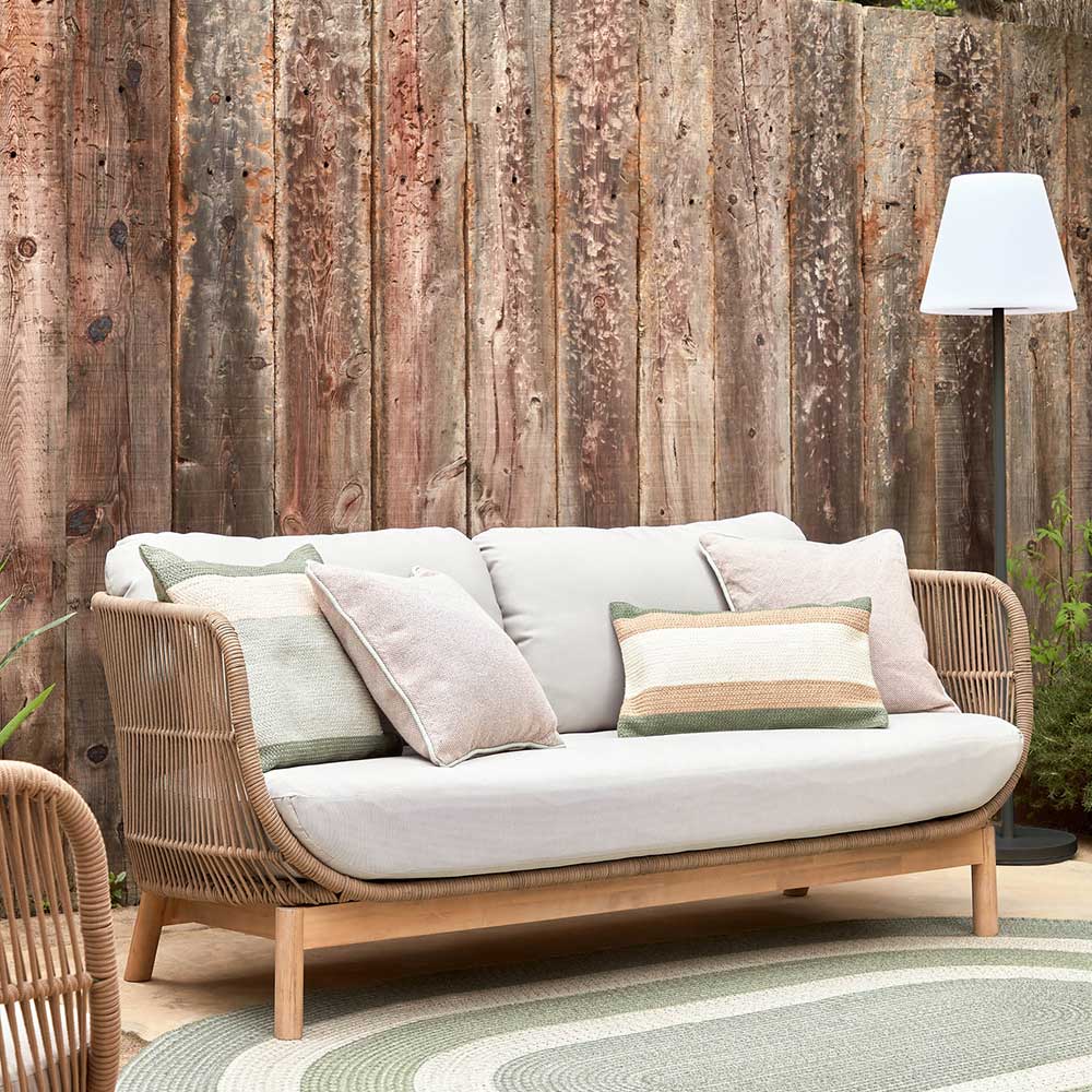 In- und Outdoor Sofa Pazionan im Skandi Design mit drei Sitzplätzen