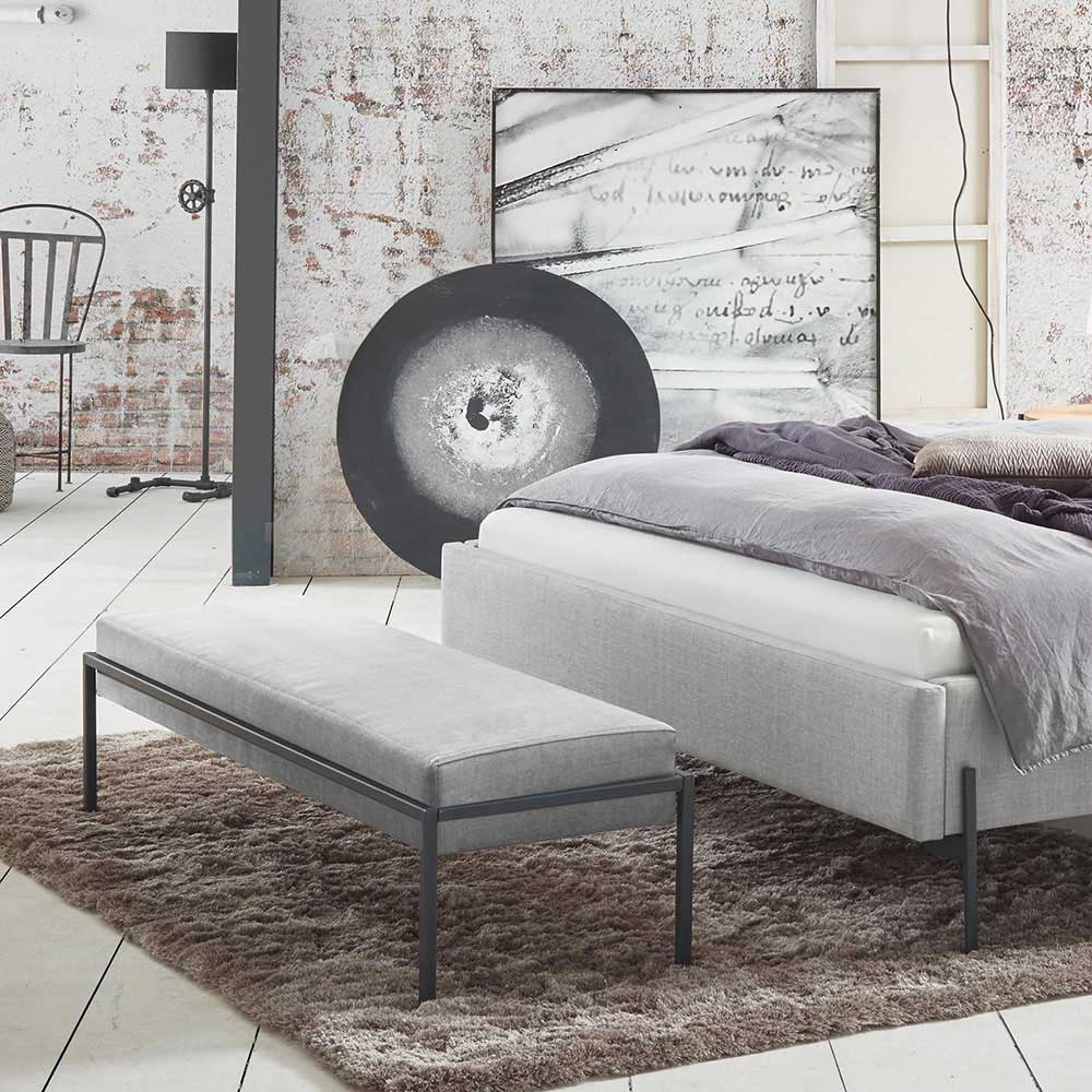 Bettbank Grau Ainbola 144 cm breit mit Vierfußgestell aus Metall