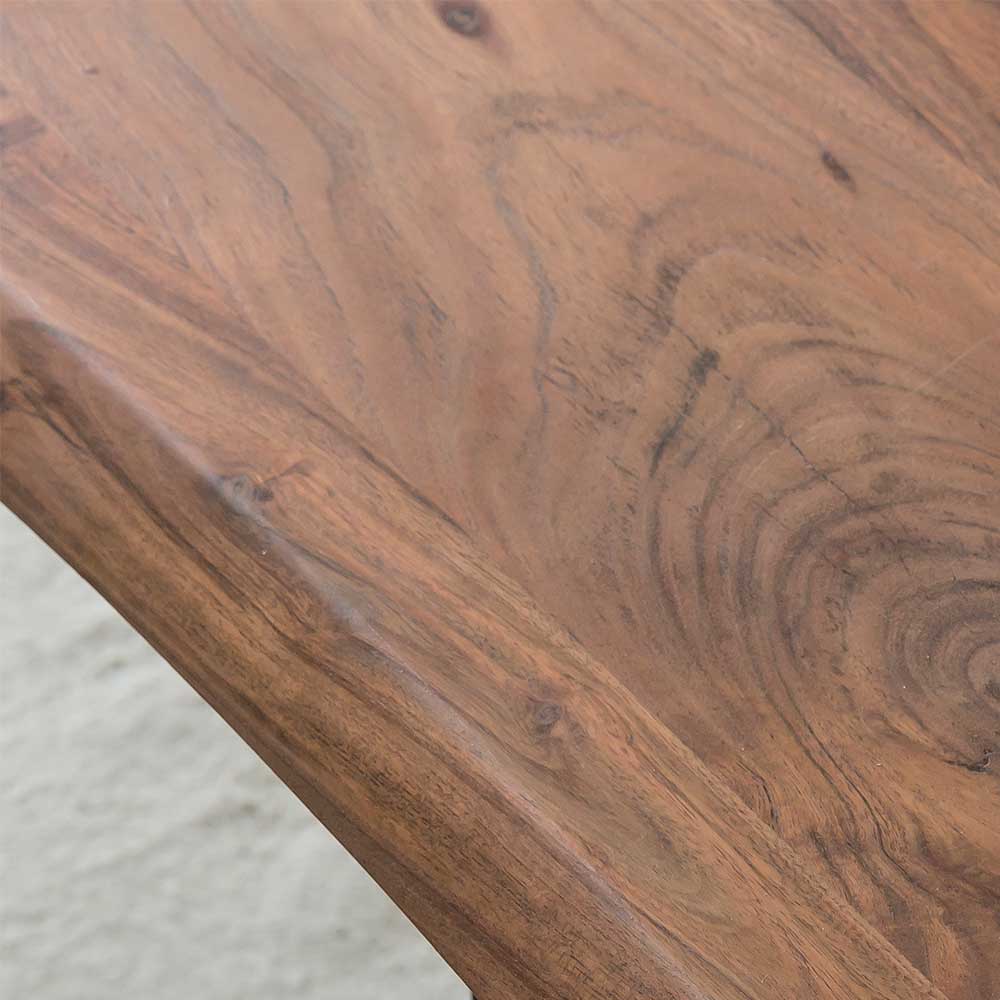 Baumkantentisch Larencina aus Akazie Massivholz und Metall modern
