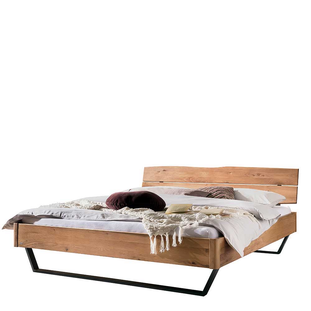 Wildeiche massiv Bett Dosabrina im Industrie und Loft Stil mit Bügelgestell