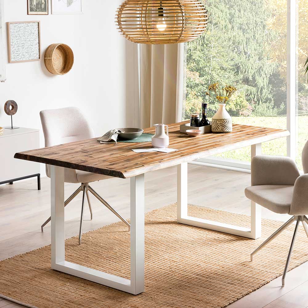 Design Tisch mit Baumkanten Sevilaca aus Akazie Massivholz - weißes Bügelgestell