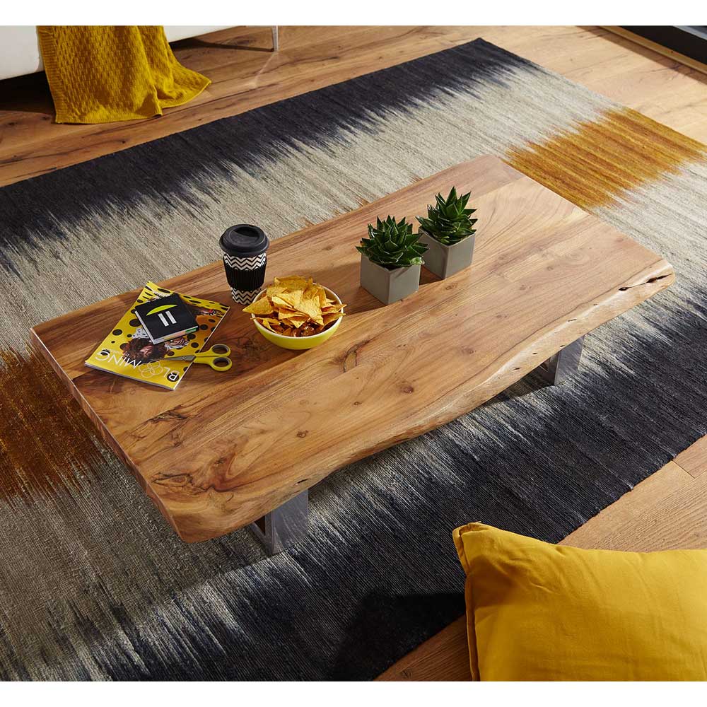 Baumkanten Wohnzimmer Tisch Zinato aus Akazie Massivholz und verchromtem Metall